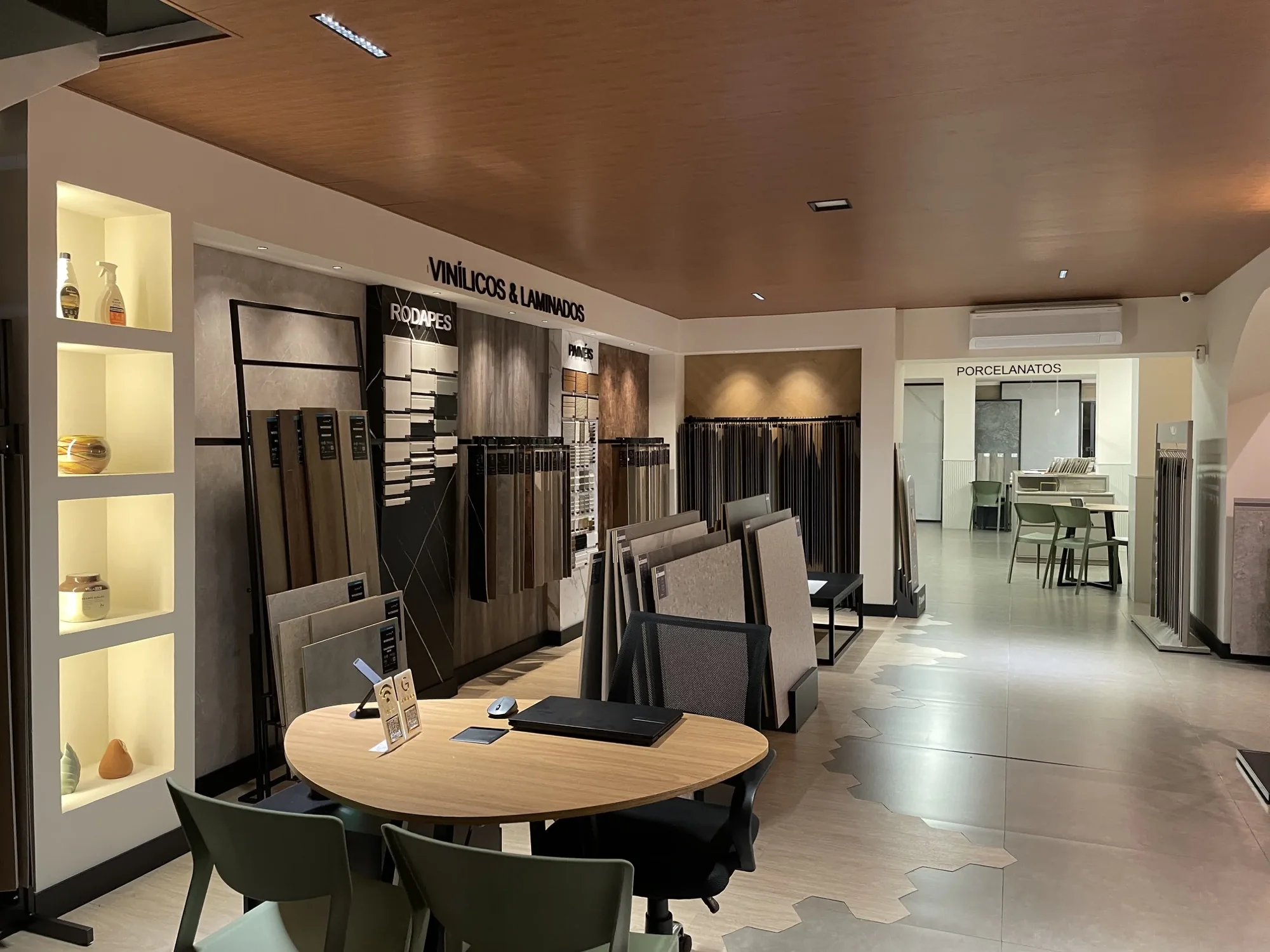 Exposição de pisos comerciais no showroom Bersan